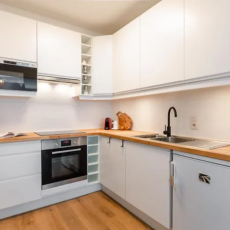 Newly Renovated Design In The Center Of Near The