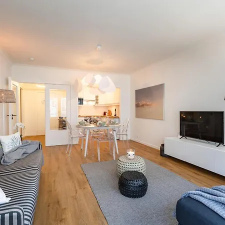 Newly Renovated Design In The Center Of Near The Apartment