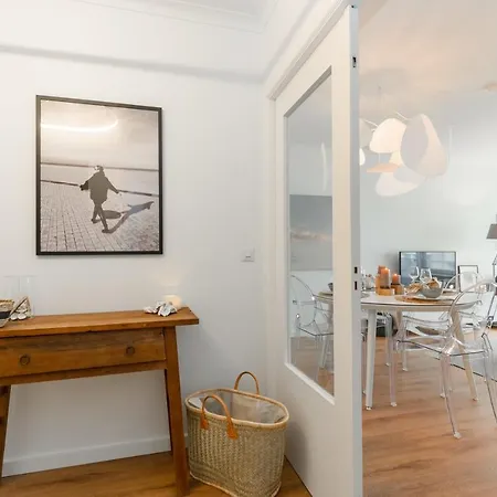 Newly Renovated Design In The Center Of Near The Apartment