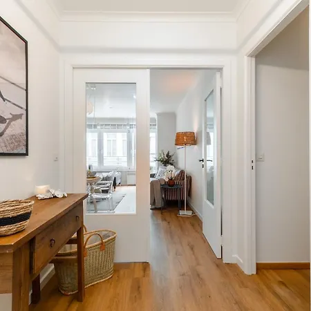 Newly Renovated Design In The Center Of Near The
