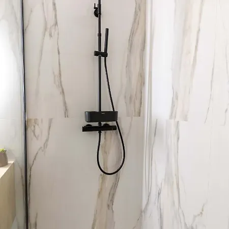 Newly Renovated Design In The Center Of Near The
