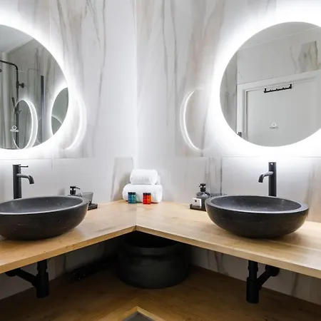 Newly Renovated Design In The Center Of Near The *