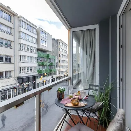 Newly Renovated Design In The Center Of Near The Apartment