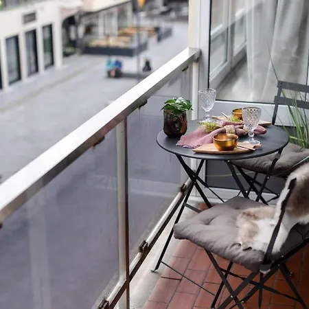 Newly Renovated Design In The Center Of Near The